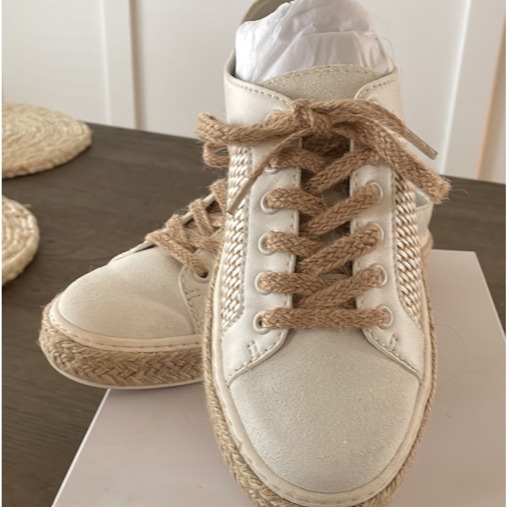 Women’s Dolce Vita Lian tennis shoe size 8. Never worn